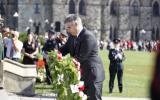 2014 Memorial Service - Officers presenting memorial wreath (5)